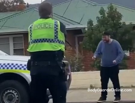 Чудное задержание вооружённого преступника австралийскими полицейскими (ВИДЕО)