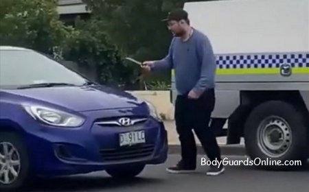 Чудное задержание вооружённого преступника австралийскими полицейскими (ВИДЕО)