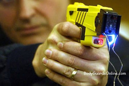 Электрошокер в руках полицейского: "усмиритель" или возможно угроза для жизни?