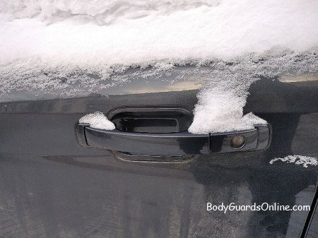 Как можно попасть в автомобиль, если двери замерзли и не открываются?